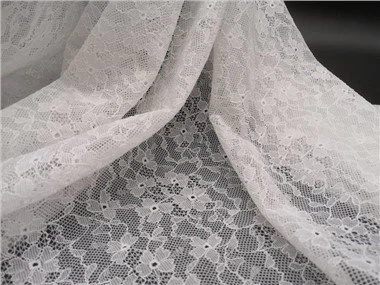 Slatka djeca nose elastičnu tkaninu od lace