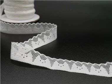 Slatka djeca nose elastične čipkaste obloge